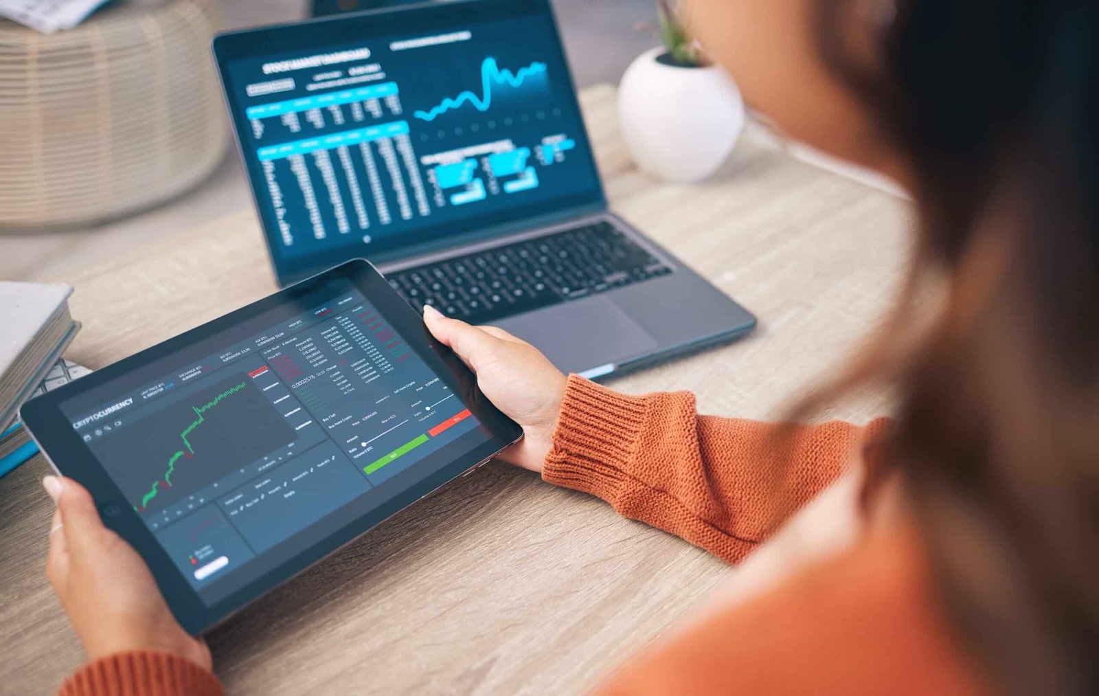 hands-of-woman-with-laptop-tablet-and-data-analyt-2023-11-27-05-23-37-utc Gestión analítica