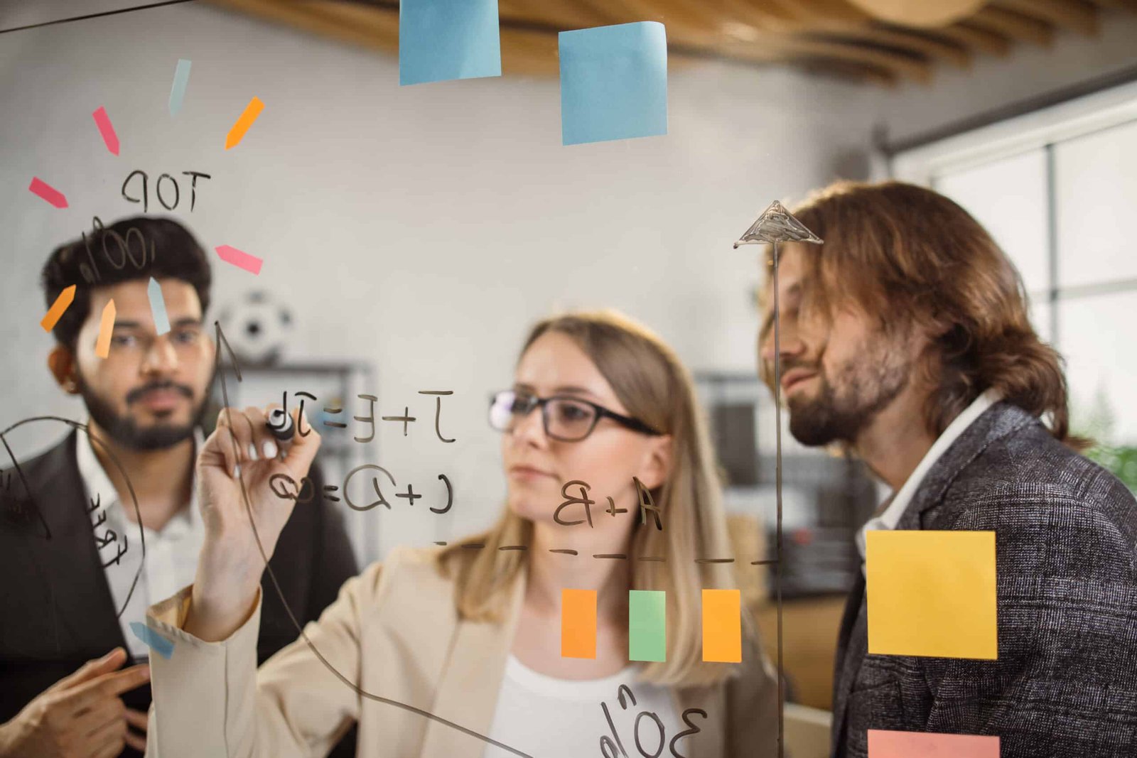 Intelligent entrepreneurs brainstorming new plan at office lluvia de ideas