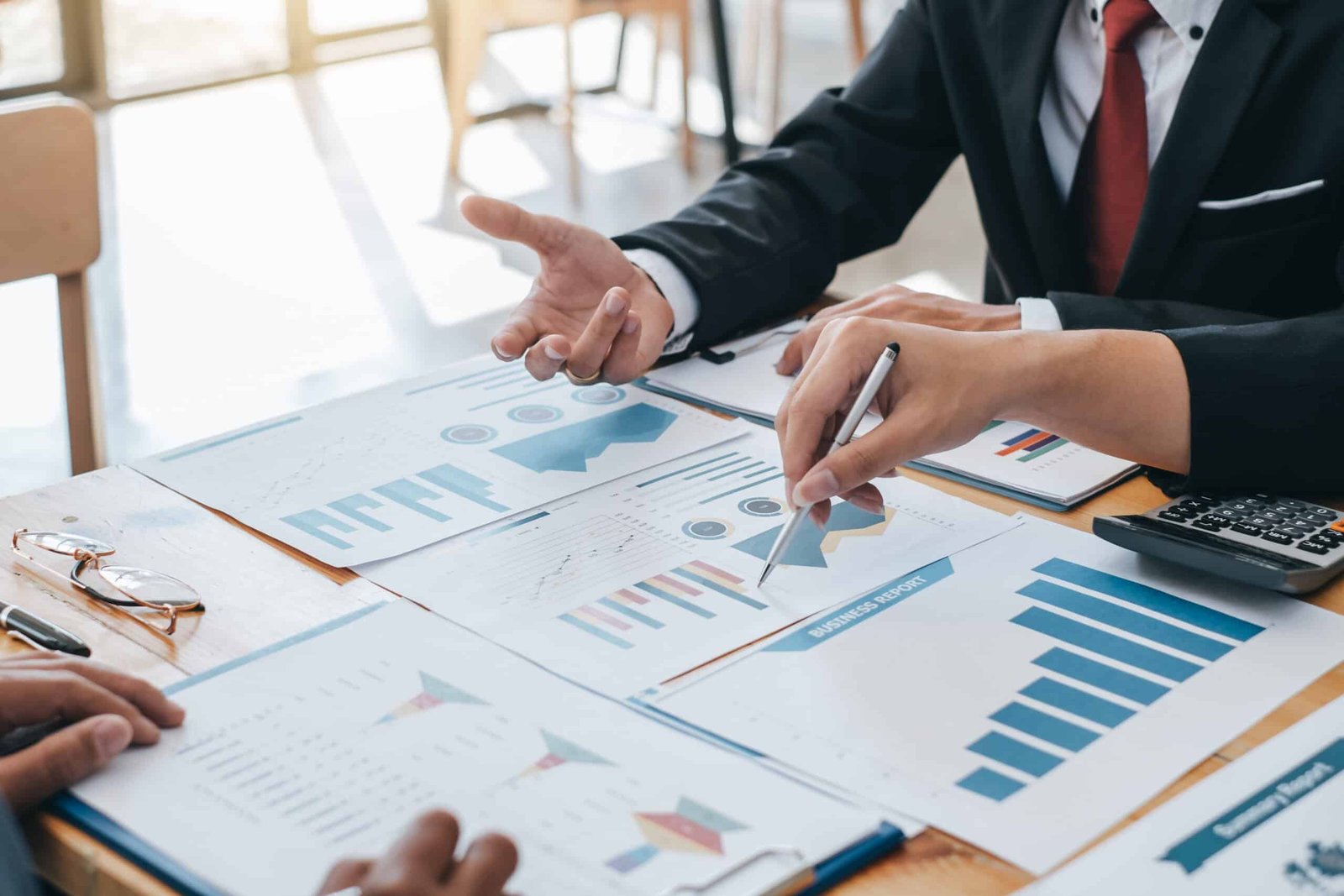 New generation of businessmen have new partners business ideas o Generación de informes