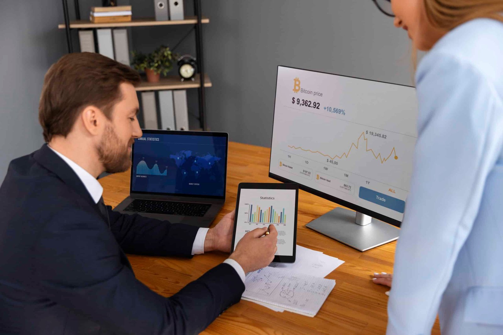 person-looking-finance-graphs (1) Toma de decisiones basada en Datos